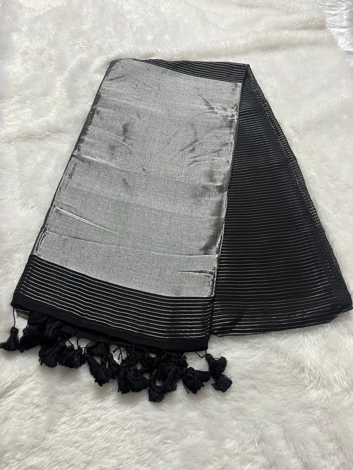 Handloom mul cotton saree with zari lines (without blouse)