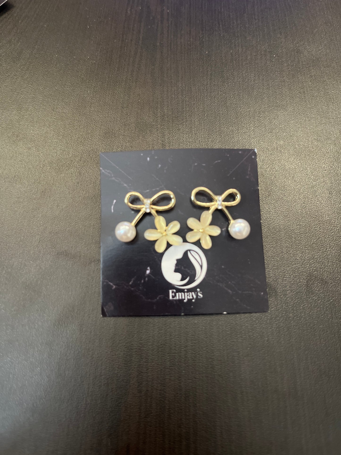 Cute flower pearl stud