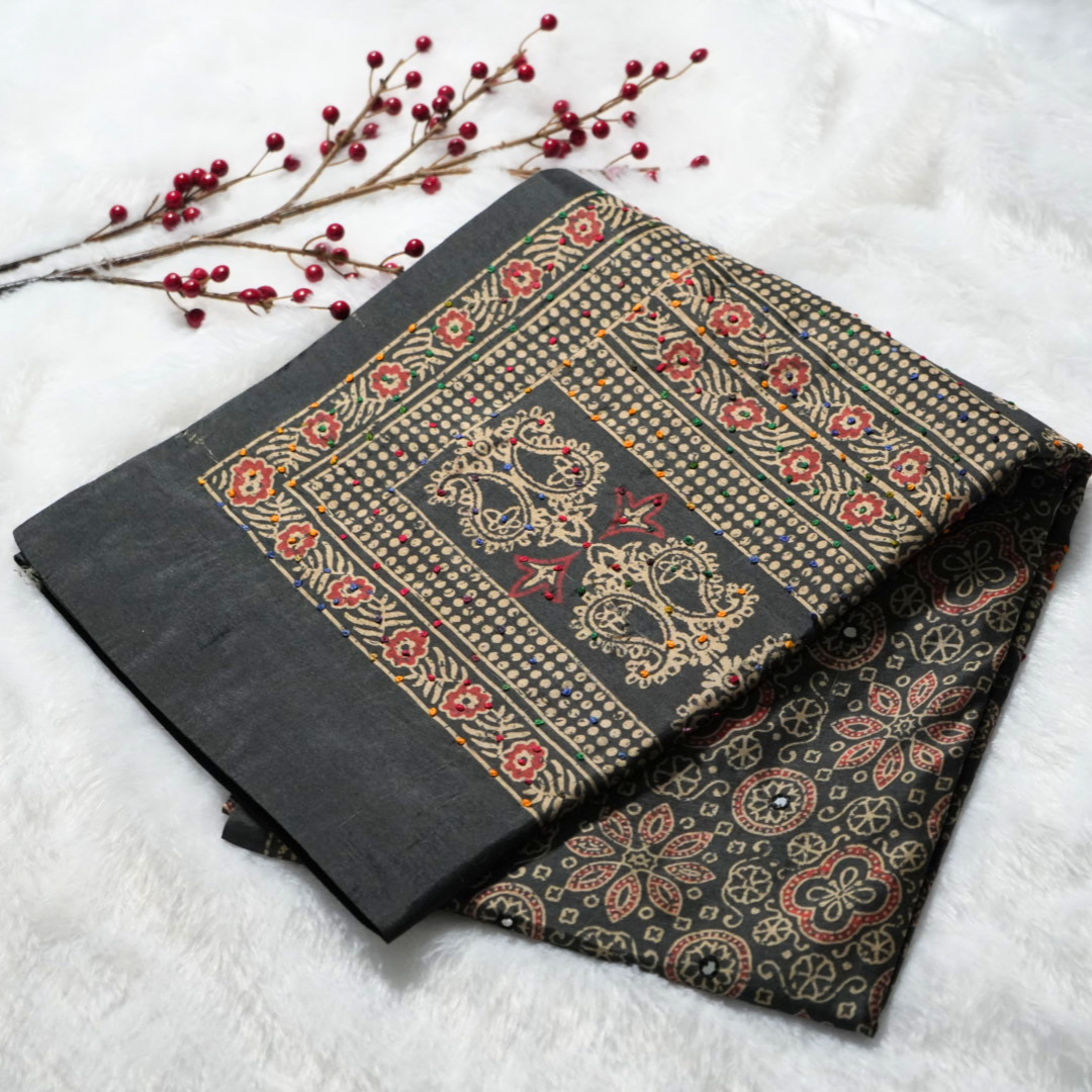 Semi Tussar saree with knots and mirror work