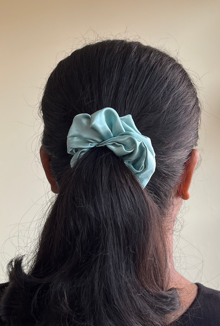 Aqua - Regular satin scrunchie