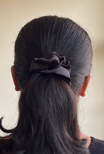 Black - Regular satin scrunchie