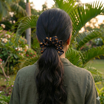 Flash (black) - Regular satin scrunchie