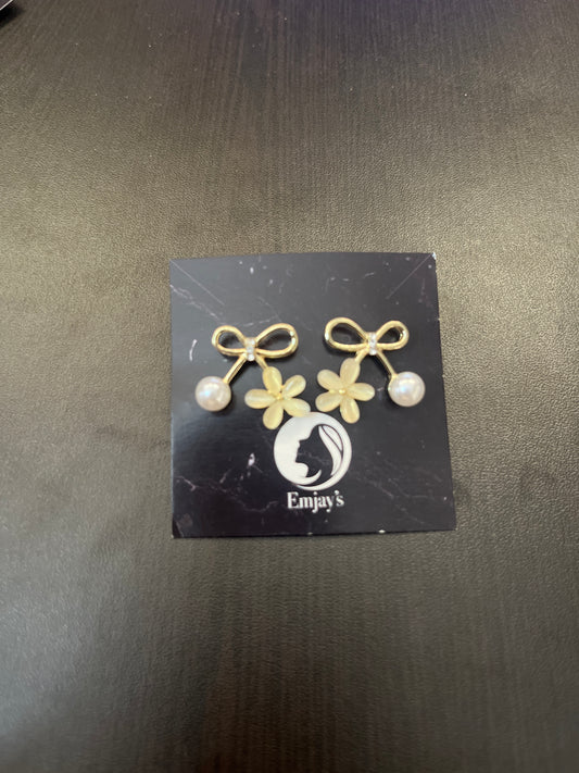 Cute flower pearl stud