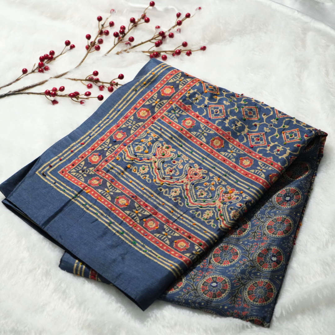 Semi Tussar saree with knots and mirror work