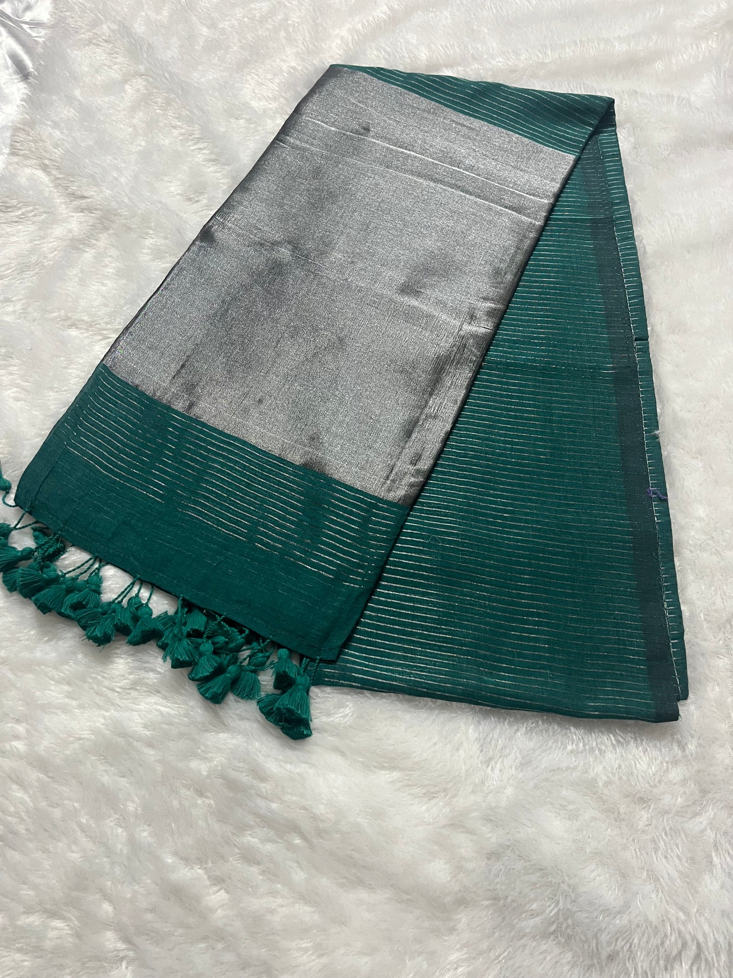 Handloom mul cotton saree with zari lines (without blouse)