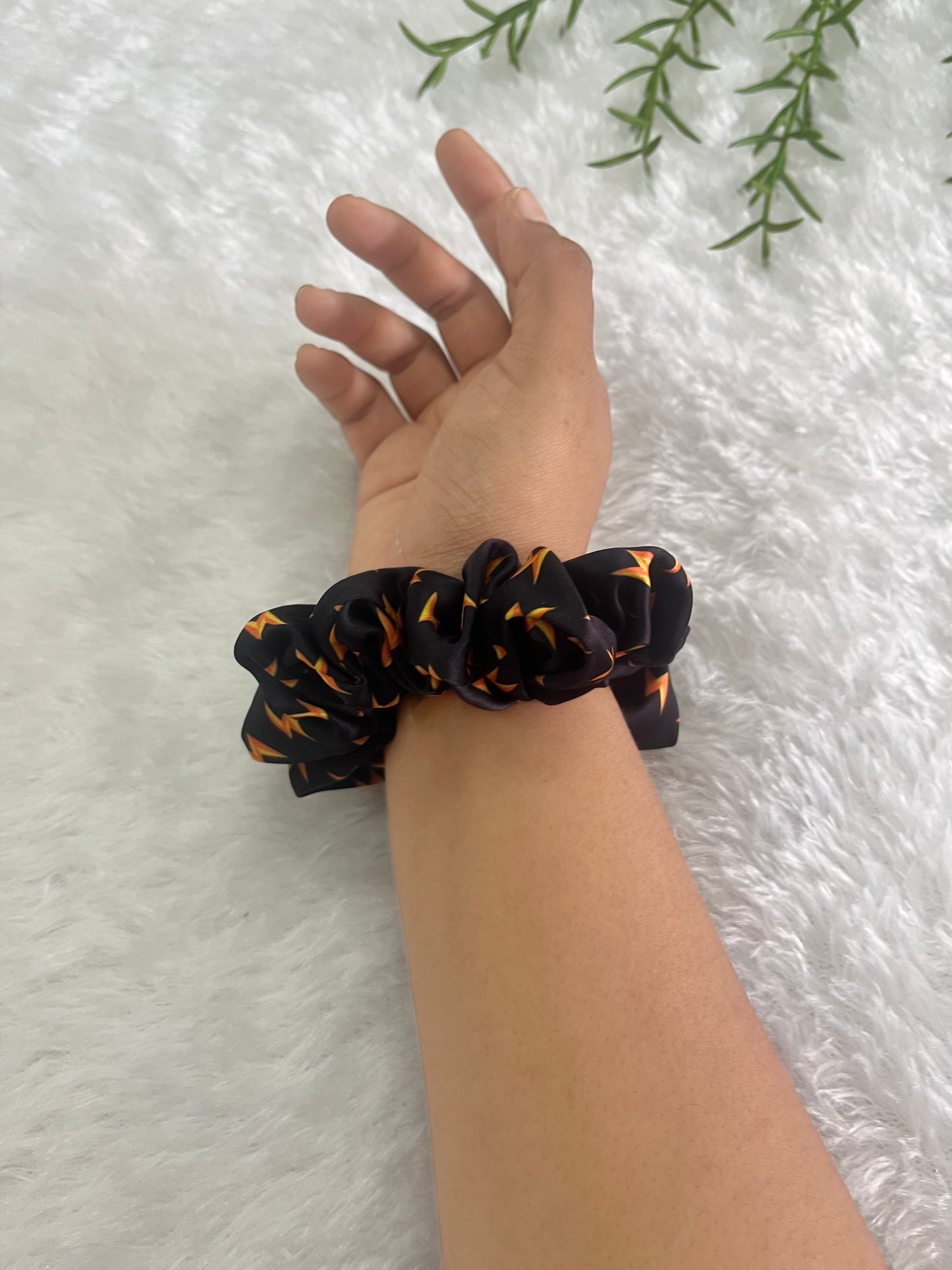 Flash (black) - Regular satin scrunchie