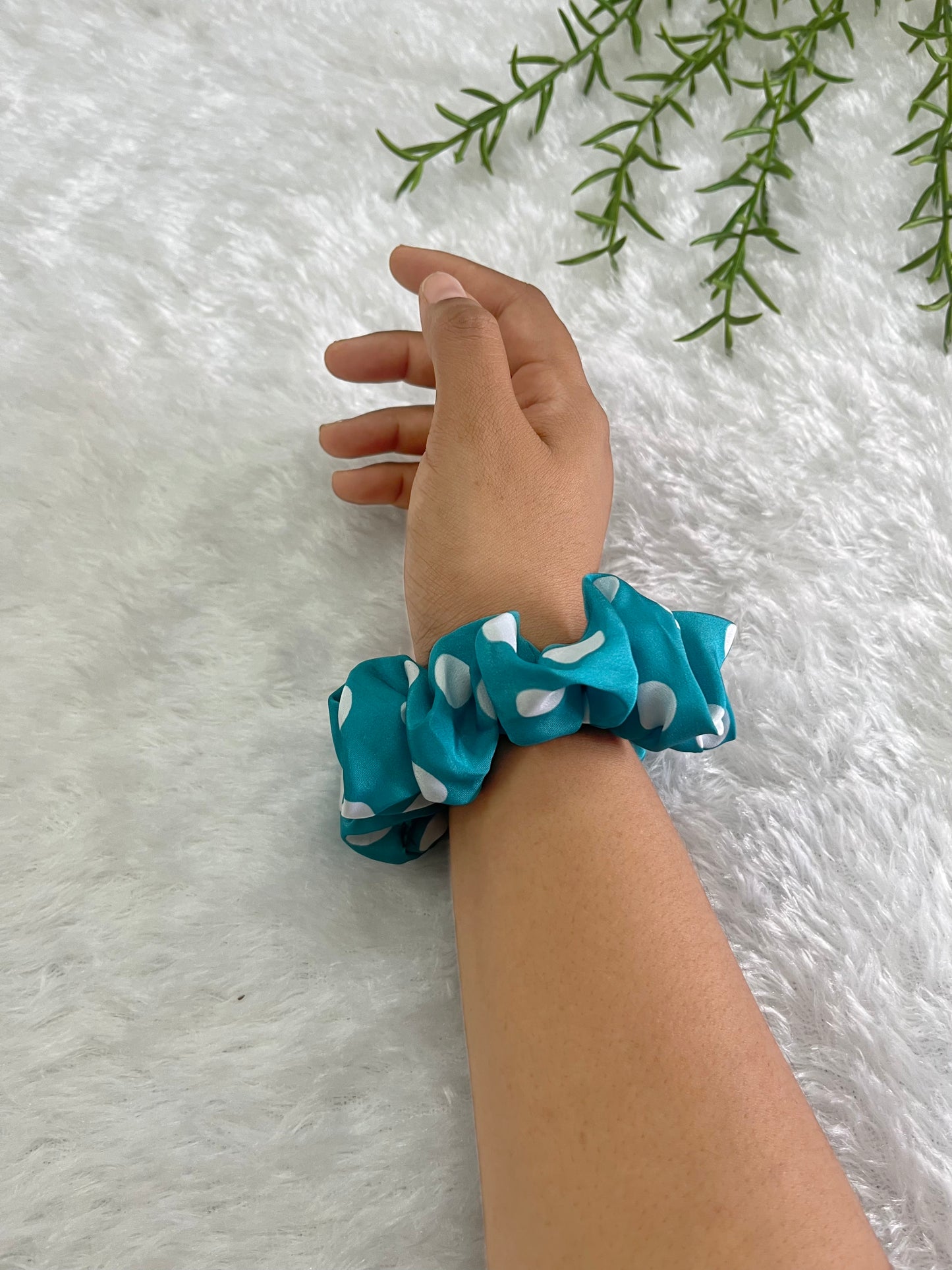 Blue retro - Regular satin scrunchie