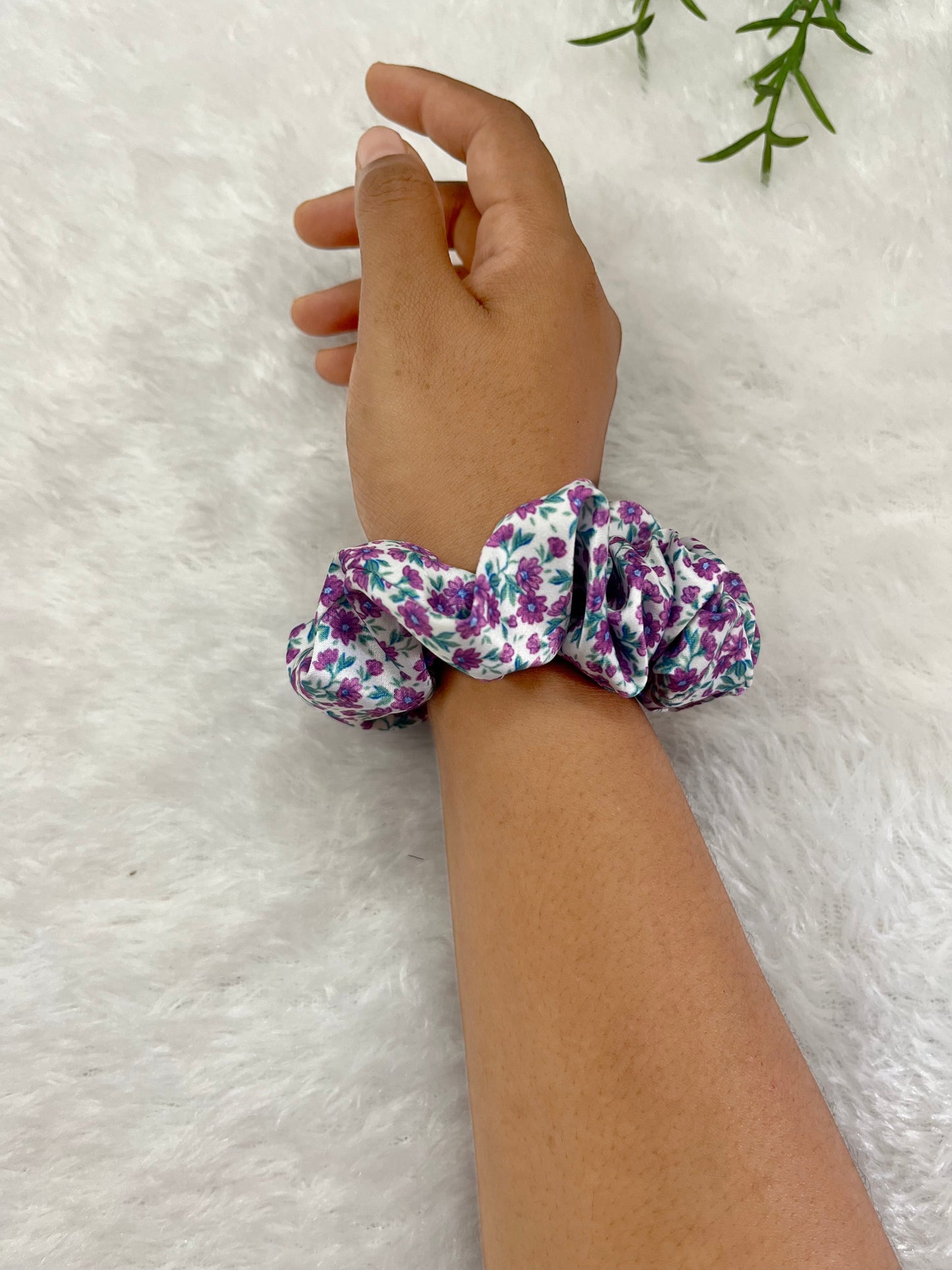 Violet floral - Regular satin scrunchie
